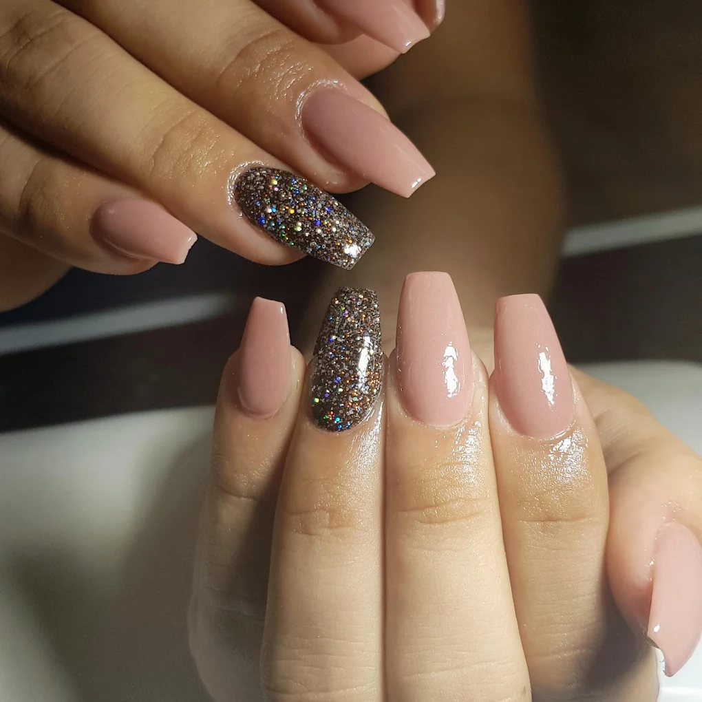 Trabajo de uñas en el salón
