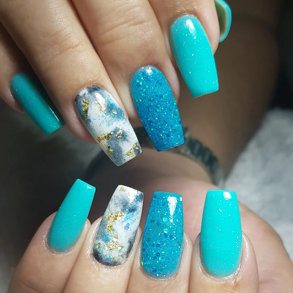 Uñas turquesa con mármol y dorado