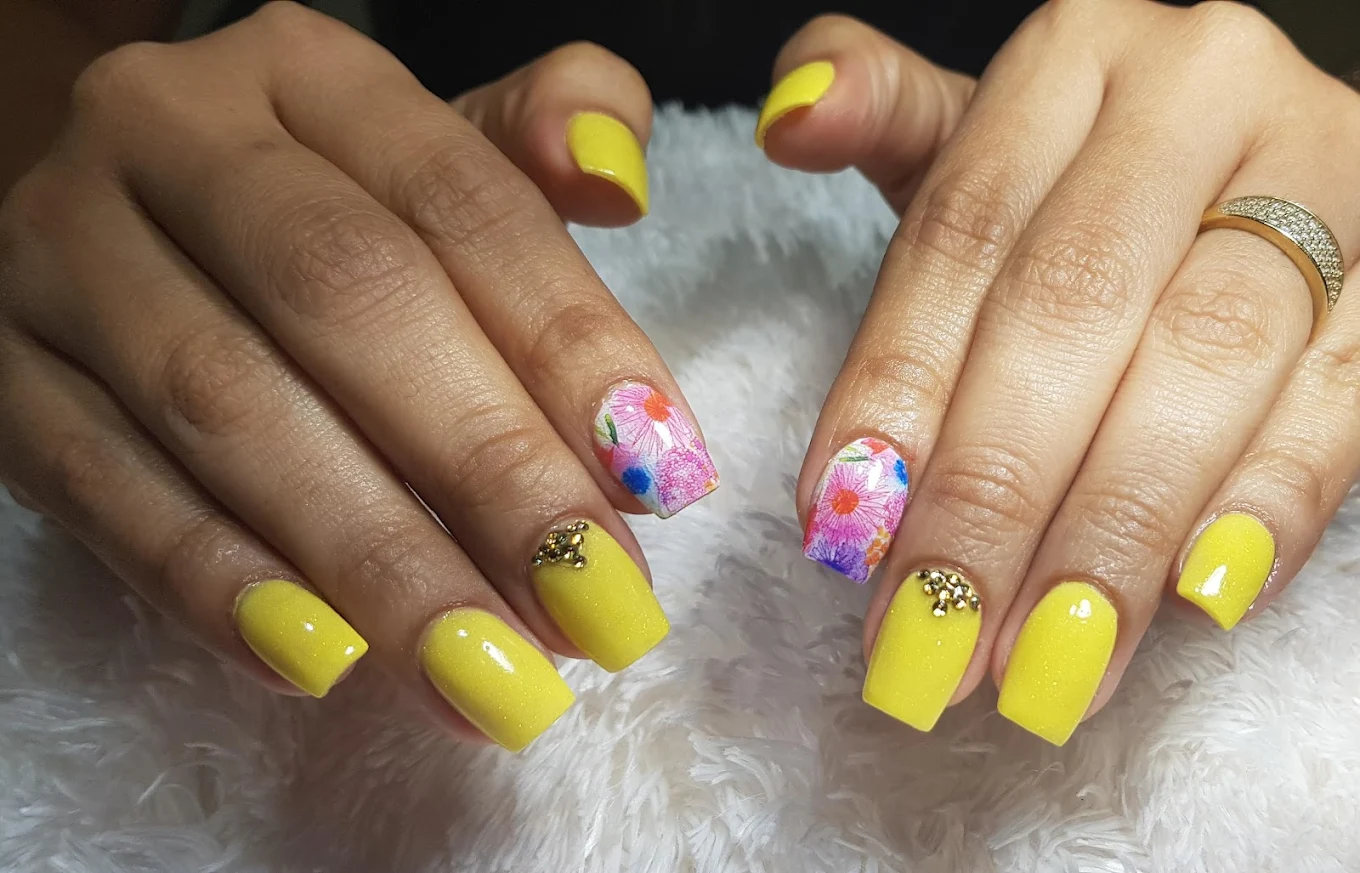 Uñas amarillas con detalle floral
